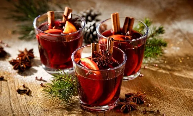 Vin chaud aux épices, orange et citron